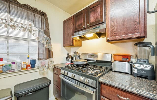 2-bedroom rental at 806 N Brazos St in San Antonio, TX — photo 5