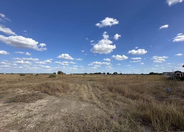 rental at 2267 Cr 430 in Pleasanton, TX — photo 4