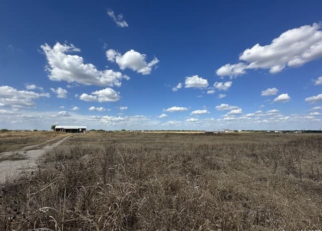 rental at 2267 Cr 430 in Pleasanton, TX — photo 5