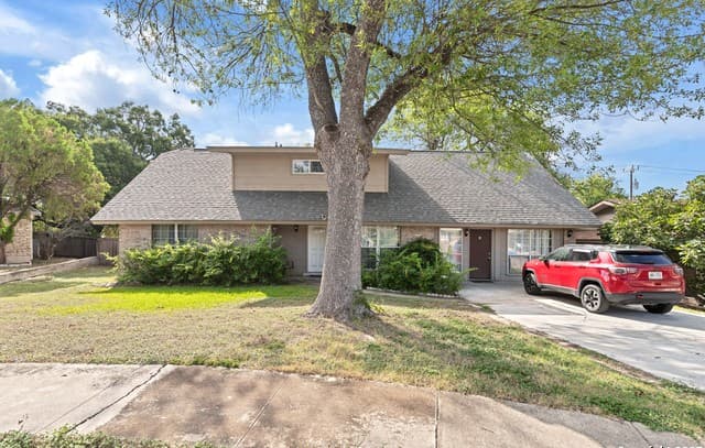 5-bedroom rental at 3500 Lakefield in San Antonio, TX — photo 1