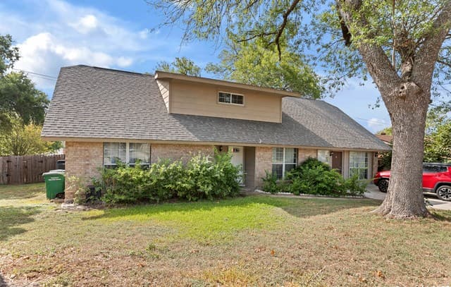 5-bedroom rental at 3500 Lakefield in San Antonio, TX — photo 2