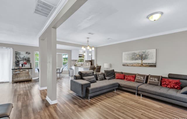 5-bedroom rental at 3500 Lakefield in San Antonio, TX — photo 3