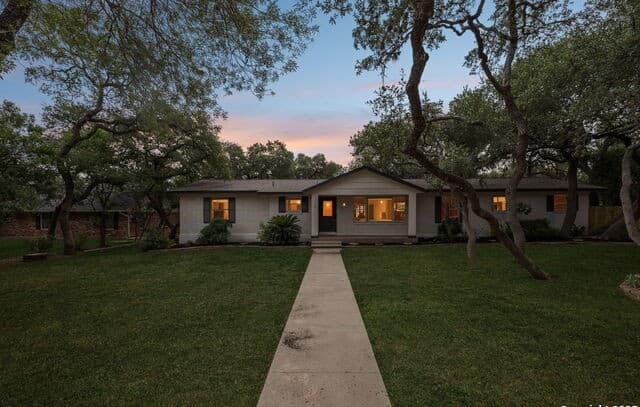 3-bedroom rental at 320 El Portal in Hollywood Park, TX — photo 2