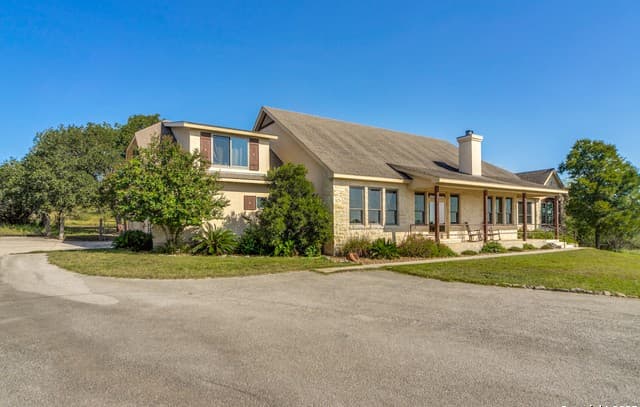 4-bedroom rental at 203 Horseshoe Bend in Boerne, TX — photo 3
