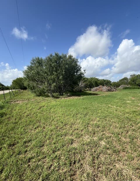 rental at 707 Deer Trail in Jourdanton, TX — photo 2