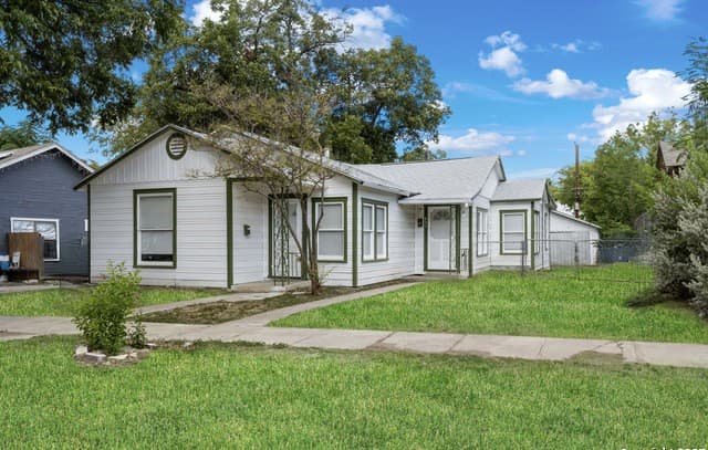 rental at 812 W Olmos Dr in San Antonio, TX — photo 2