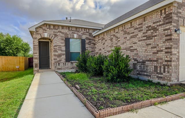 3-bedroom rental at 6431 Nolina in San Antonio, TX — photo 3