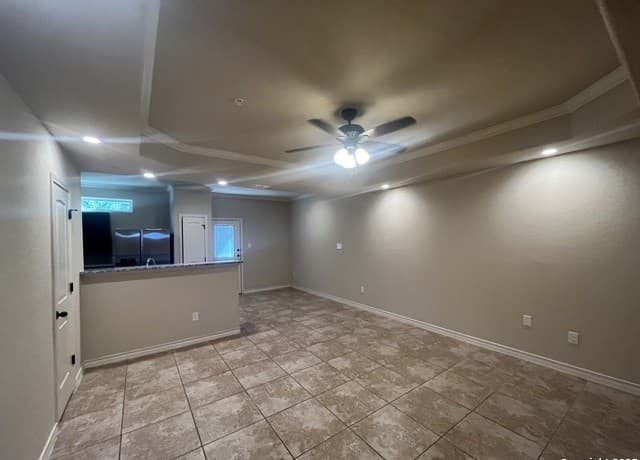 3-bedroom rental at 6326 Luglio Lane Unit 102 in San Antonio, TX — photo 4