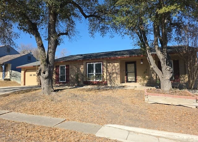4-bedroom rental at 13339 Los Indios in San Antonio, TX — photo 2