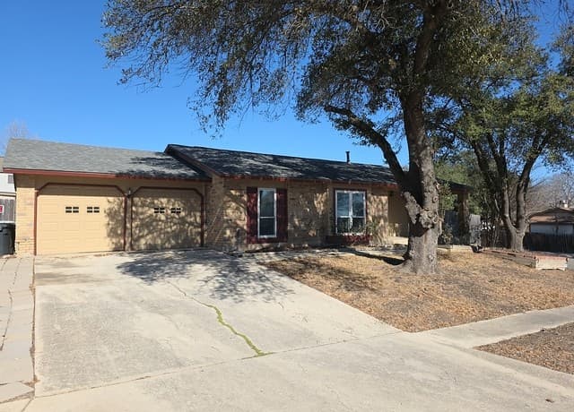 4-bedroom rental at 13339 Los Indios in San Antonio, TX — photo 4