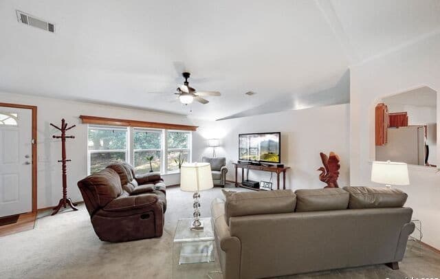 3-bedroom rental at 480 Rangeland in Blanco, TX — photo 3