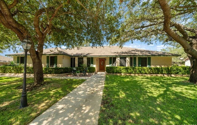 4-bedroom rental at 231 Hayden in Pleasanton, TX — photo 1
