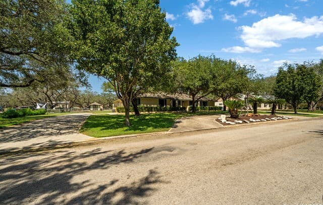 4-bedroom rental at 231 Hayden in Pleasanton, TX — photo 4