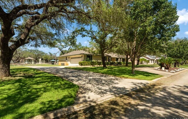 4-bedroom rental at 231 Hayden in Pleasanton, TX — photo 5