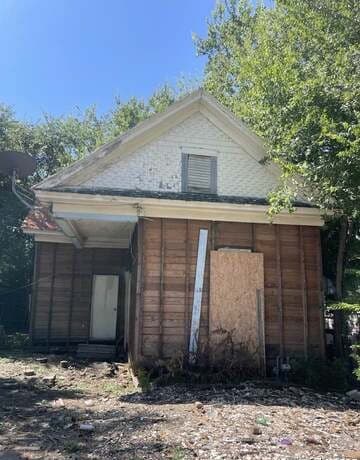 2-bedroom rental at 1130 Delaware in San Antonio, TX — photo 1