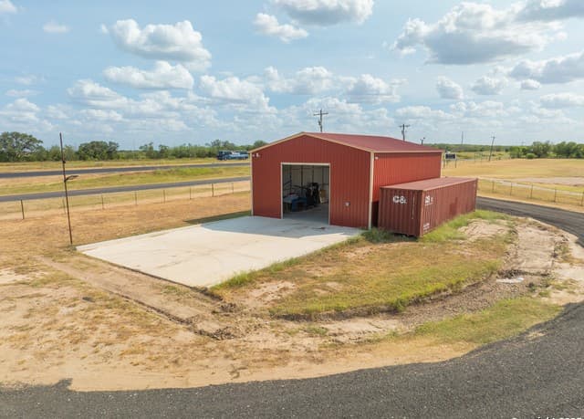 rental at 14951 N Ih 35 in Moore, TX — photo 1