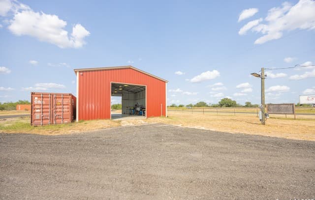 rental at 14951 N Ih 35 in Moore, TX — photo 2