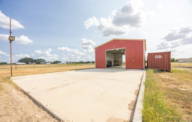 rental at 14951 N Ih 35 in Moore, TX — photo 3