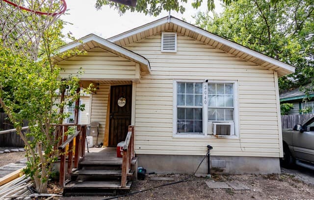 3-bedroom rental at 2040 W Laurel in San Antonio, TX — photo 5