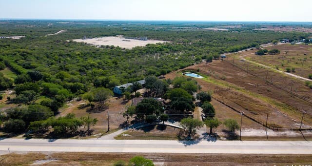 3-bedroom rental at 1431 S Sh-123 in Karnes City, TX — photo 2