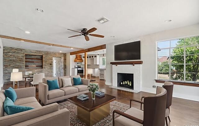 3-bedroom rental at 700 Dawson in San Antonio, TX — photo 2