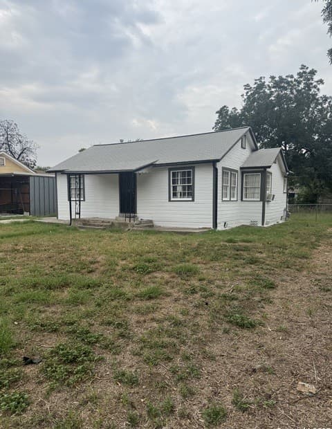 2-bedroom rental at 1210 Sims in San Antonio, TX — photo 1
