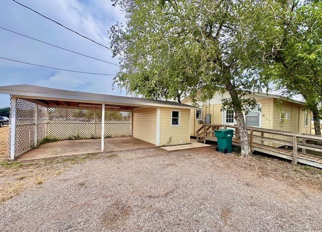 3-bedroom rental at 201 Zanderson Ave in Jourdanton, TX — photo 1