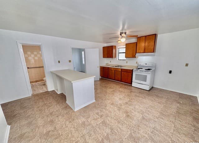 3-bedroom rental at 201 Zanderson Ave in Jourdanton, TX — photo 3