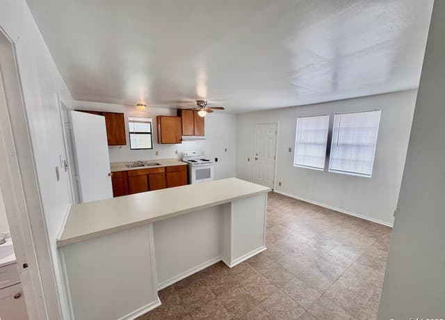 3-bedroom rental at 201 Zanderson Ave in Jourdanton, TX — photo 4