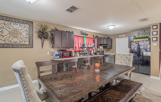 3-bedroom rental at 8910 Rhoda in San Antonio, TX — photo 3