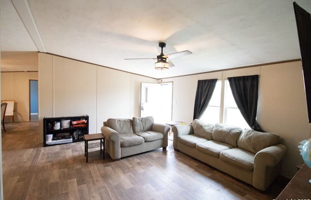 4-bedroom rental at 19545 Fm 463 in Devine, TX — photo 5