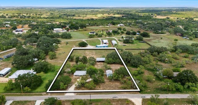 2-bedroom rental at 465 Oriente in Pleasanton, TX — photo 1