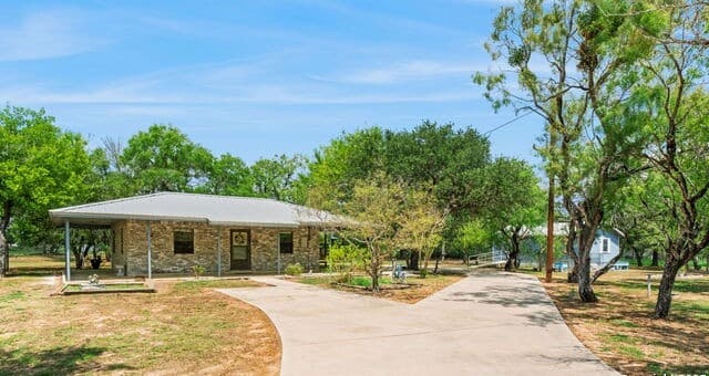 2-bedroom rental at 465 Oriente in Pleasanton, TX — photo 5