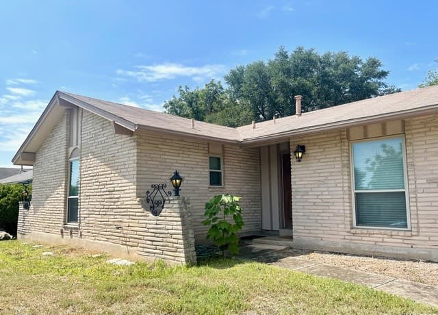 3-bedroom rental at 6714 Straw Flower St in Leon Valley, TX — photo 3
