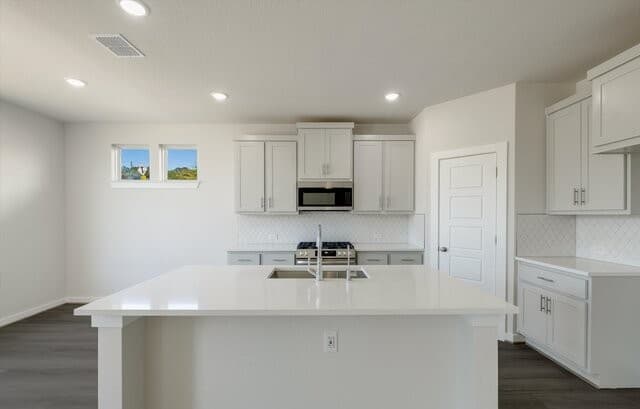 3-bedroom rental at 15407 Ivory Hills in San Antonio, TX — photo 4