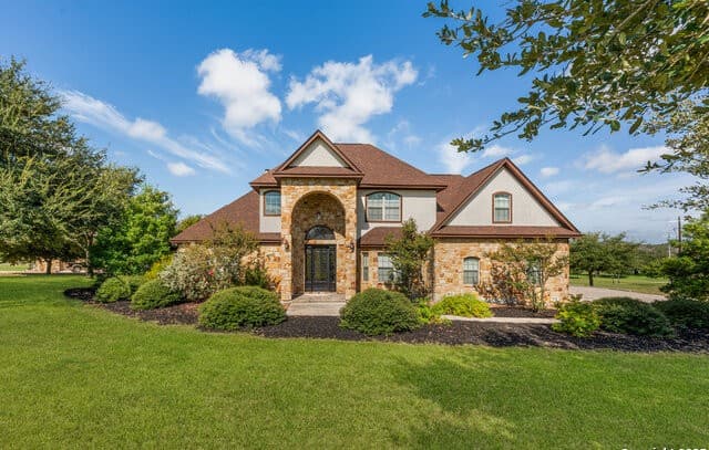 5-bedroom rental at 169 Abrego Lake in Floresville, TX — photo 1