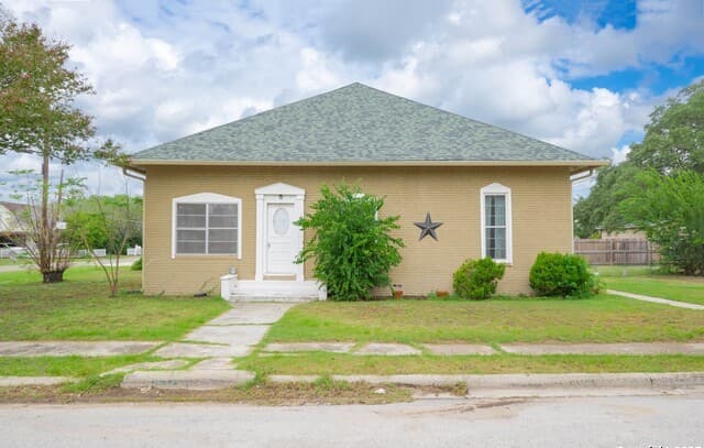 3-bedroom rental at 301 Jefferson Dr in Devine, TX — photo 1