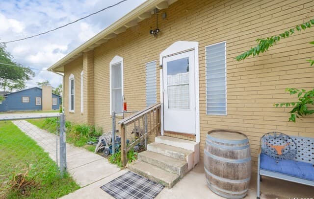 3-bedroom rental at 301 Jefferson Dr in Devine, TX — photo 2