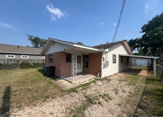 3-bedroom rental at 118 Goforth in San Antonio, TX — photo 2