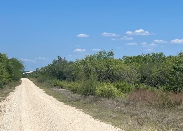 rental at 760 Cr 200 in Three Rivers, TX — photo 2