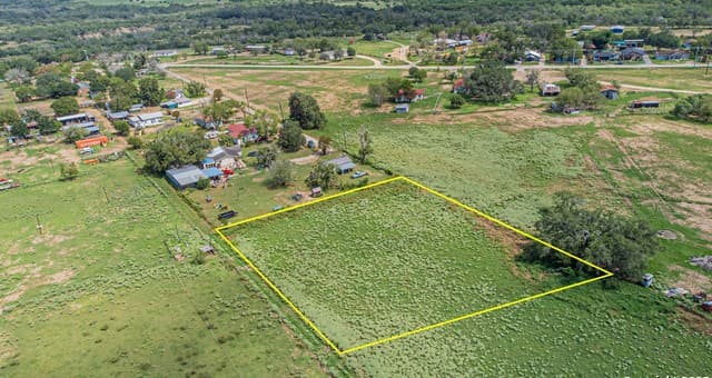 rental at 146 County Road 166 in Floresville, TX — photo 1