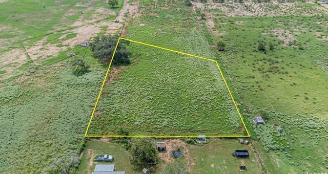 rental at 146 County Road 166 in Floresville, TX — photo 2