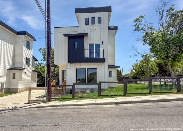 3-bedroom rental at 122 S Walters St. in San Antonio, TX — photo 1