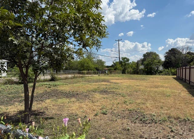 rental at 2158 Hays in San Antonio, TX — photo 2