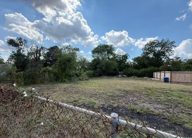 rental at 1215 N Mel Waiters Way in San Antonio, TX — photo 4