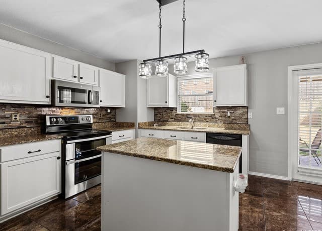 5-bedroom rental at 7815 Ironside Port in San Antonio, TX — photo 3