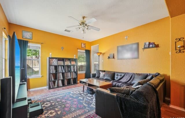 4-bedroom rental at 13358 Tusayan in Universal City, TX — photo 4