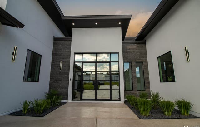 5-bedroom rental at 23610 Messina Cyn in San Antonio, TX — photo 3