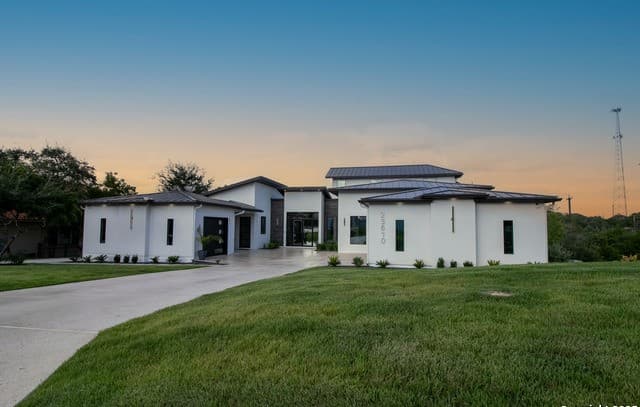5-bedroom rental at 23610 Messina Cyn in San Antonio, TX — photo 4