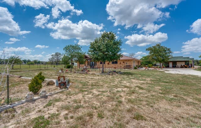 5-bedroom rental at 300 County Road 324 in Adkins, TX — photo 1